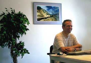 Dick Palland uit Kamperzeedijk in zijn kantoormet zijn landschap uit Denemarken