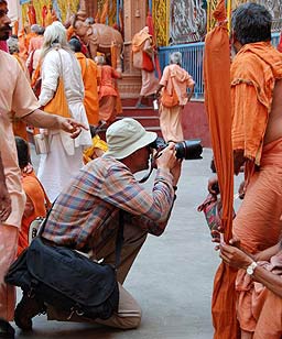 Hans Hendriksen in actie tijdens het Kumbh Mela Festival 2010 in Haridwar, India