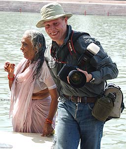 Hans Hendriksen in actie tijdens het Kumbh Mela Festival 2010 in Haridwar, India
