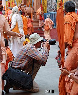 Hans Hendriksen in actie tijdens het Kumbh Mela Festival 2010 in Haridwar, India