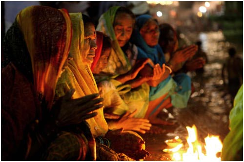 ++++ WOMEN CELEBRATING KUMBH MELA 2010 IN HARIDWAR, NORTH INDIA - Click to enter the BRAND NEW photo gallery showing impressions of the largest gathering of people on our planet ever ++++