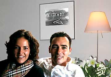 Wilma and Dick met hun Kaapstad foto, afgedrukt in zwart-wit